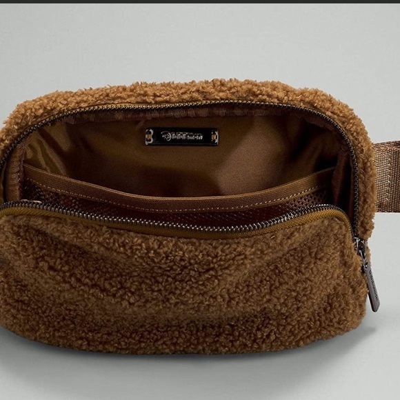 Lululemon Everywhere Belt Bag Fleece Burnt Caramel BTCA One Size NWT NEW - Picture 10 of 14